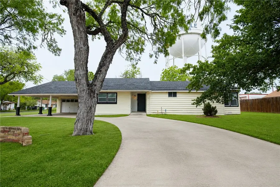 306 W Hutchinson Street, Beeville, TX 78102 - #2