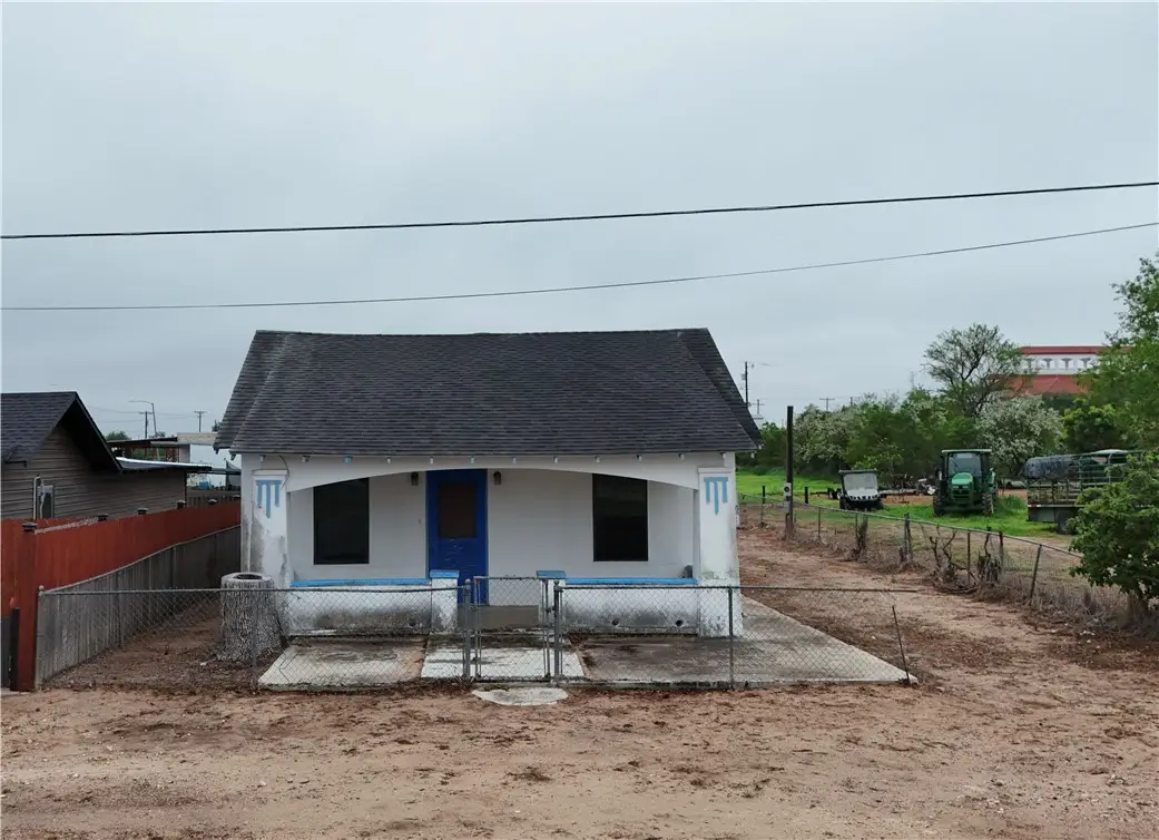 607 E North Street, Hebbronville, TX 78361 - #1