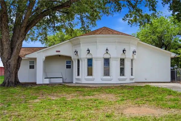 1221 Encino Drive, Pleasanton, TX 78064