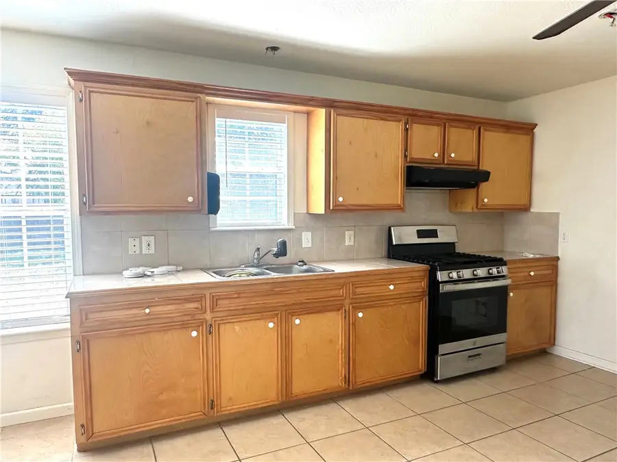 716 Sodville St, Sinton, TX 78387 - #3