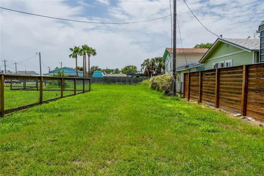 719 E Hackberry Street, Rockport, TX 78382 - #3