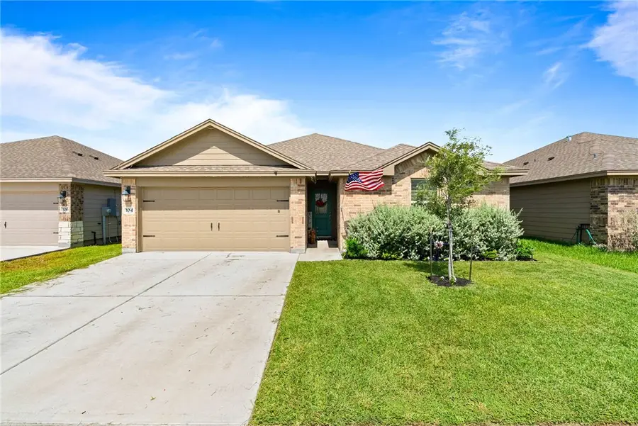 104 Silas St, Sinton, TX 78387 - #2