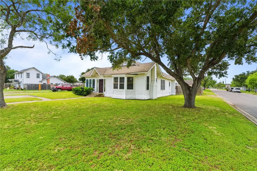 629 W Yoakum Avenue, Kingsville, TX 78363 - #2