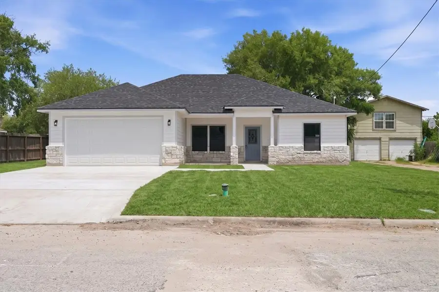 903 E Bowie Street, Beeville, TX 78102 - #2