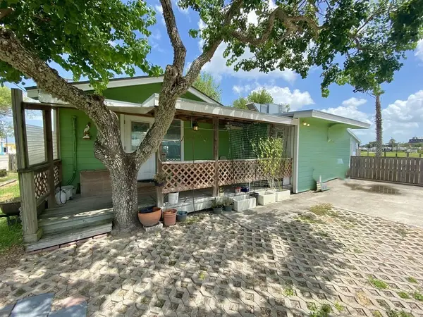 112 Palmetto Avenue, Rockport, TX 78382