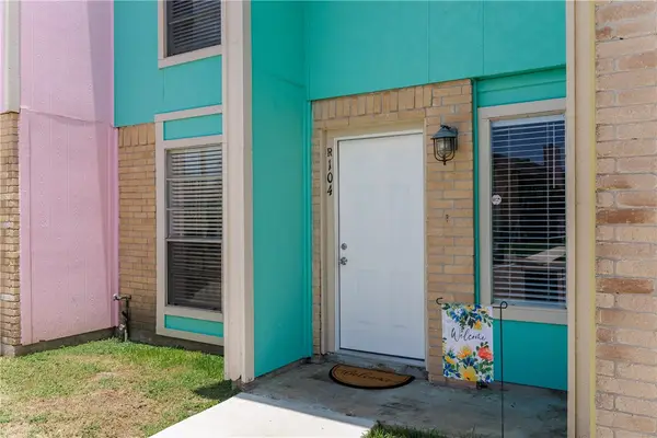 6702 Everhart #R104, Corpus Christi, TX 78413