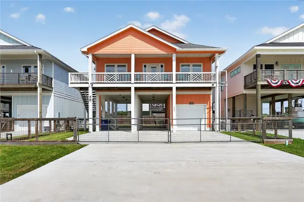 1505 S Live Oak Street, Rockport, TX 78382