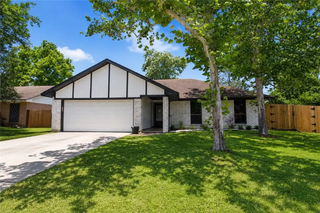 1211 E Hancock Street, Beeville, TX 78102 - #1
