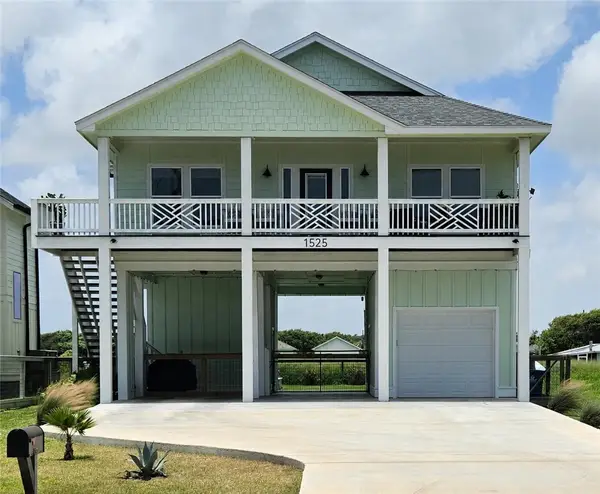 1525 S Live Oak Street, Rockport, TX 78382