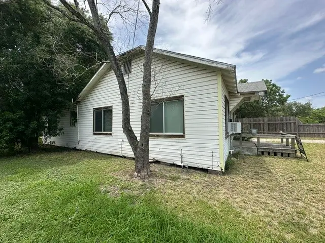207 N Oneal Avenue, Sinton, TX 78387 - #2