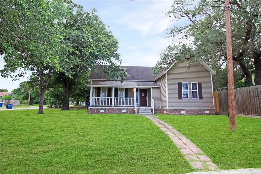 810 W Jones Street, Beeville, TX 78102 - #1