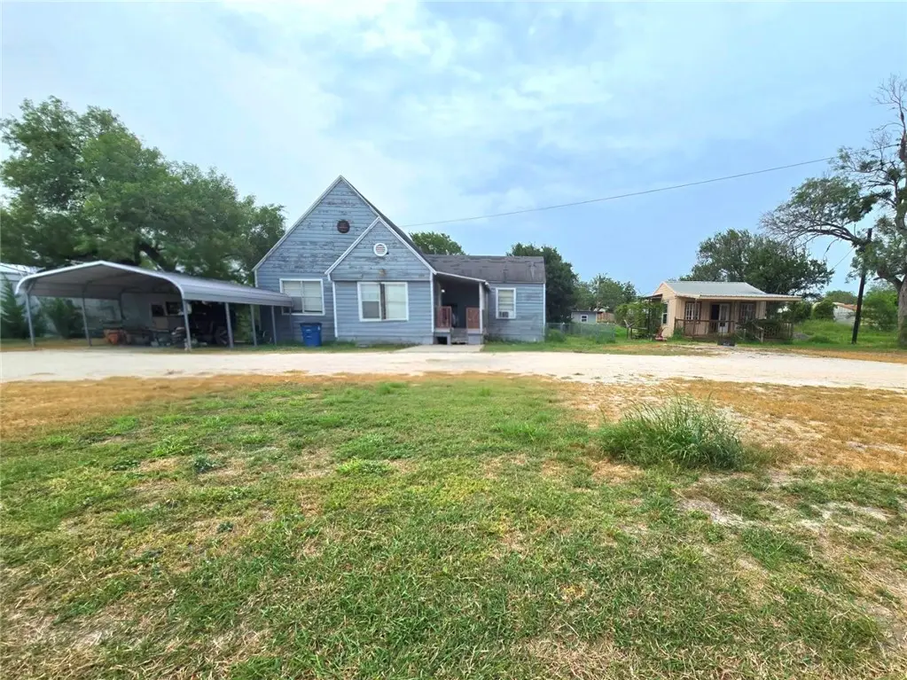 207 Mcgloin Street, Three Rivers, TX 78071 - #1