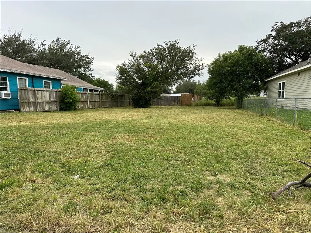 812 Avenue A, Sinton, TX 78387 - #1