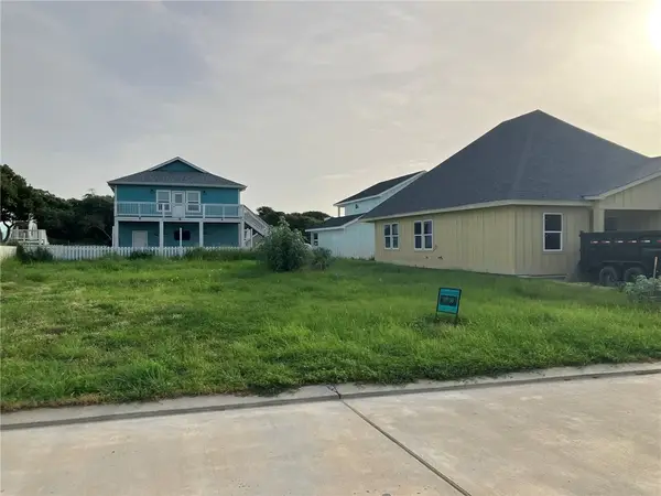 140 Breezeway Drive, Rockport, TX 78382