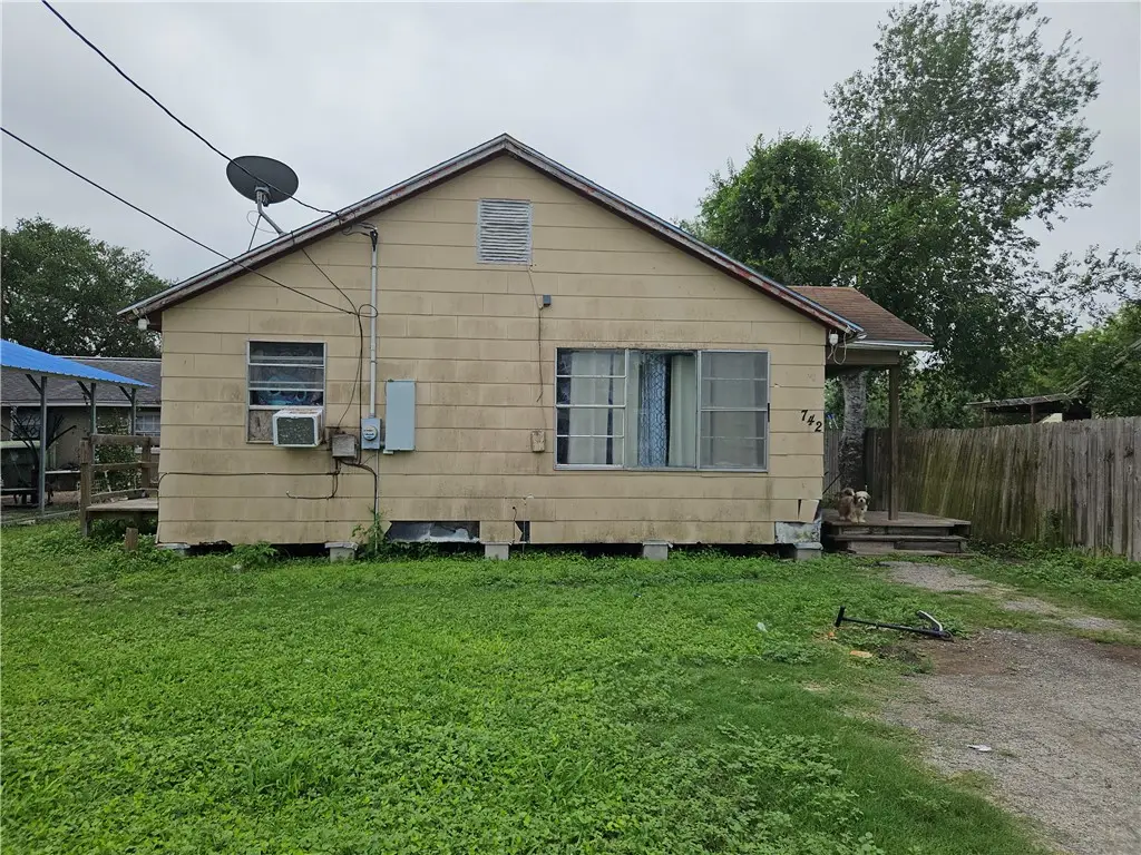 742 W 1st. St., Alice, TX 78332 - #1