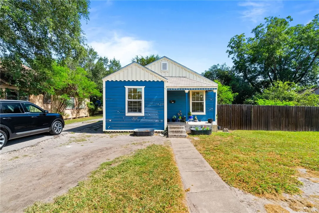 1033 E 4th Street, Alice, TX 78332 - #1