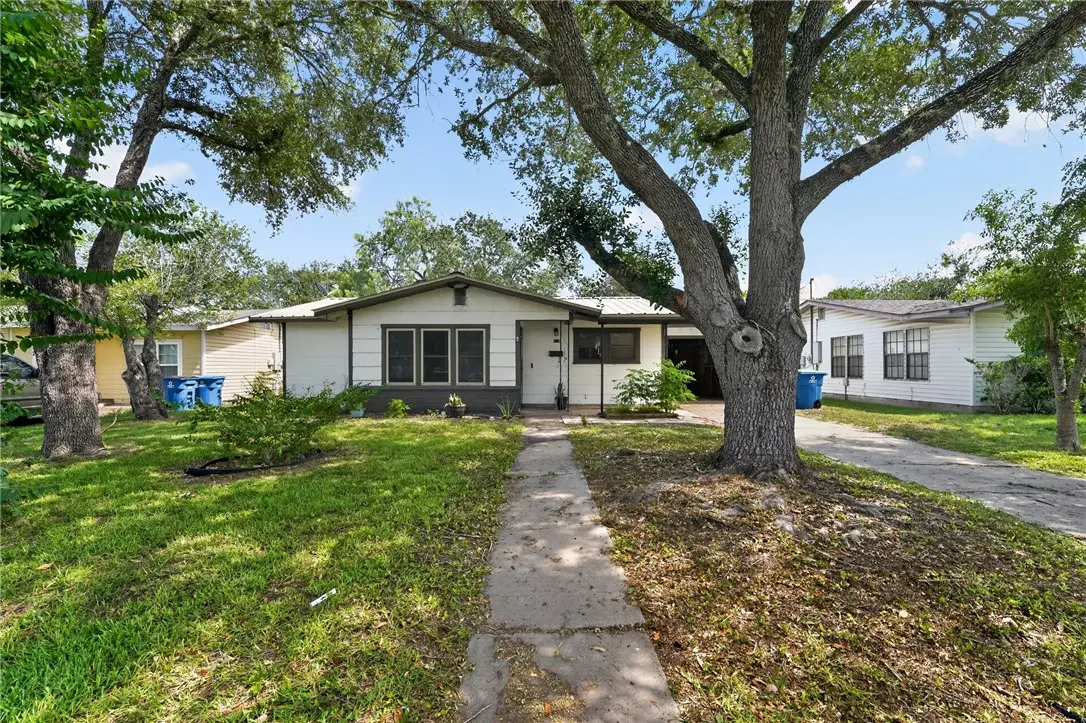410 Paul Place, Beeville, TX 78102 - #1