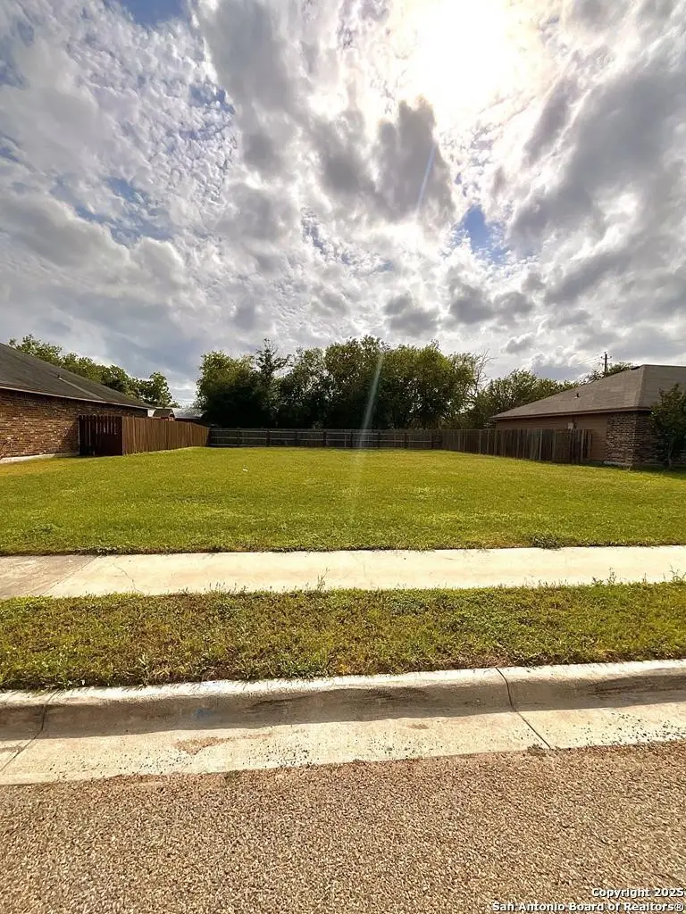 1011 Blue Crest, Beeville, TX 78102 - #1