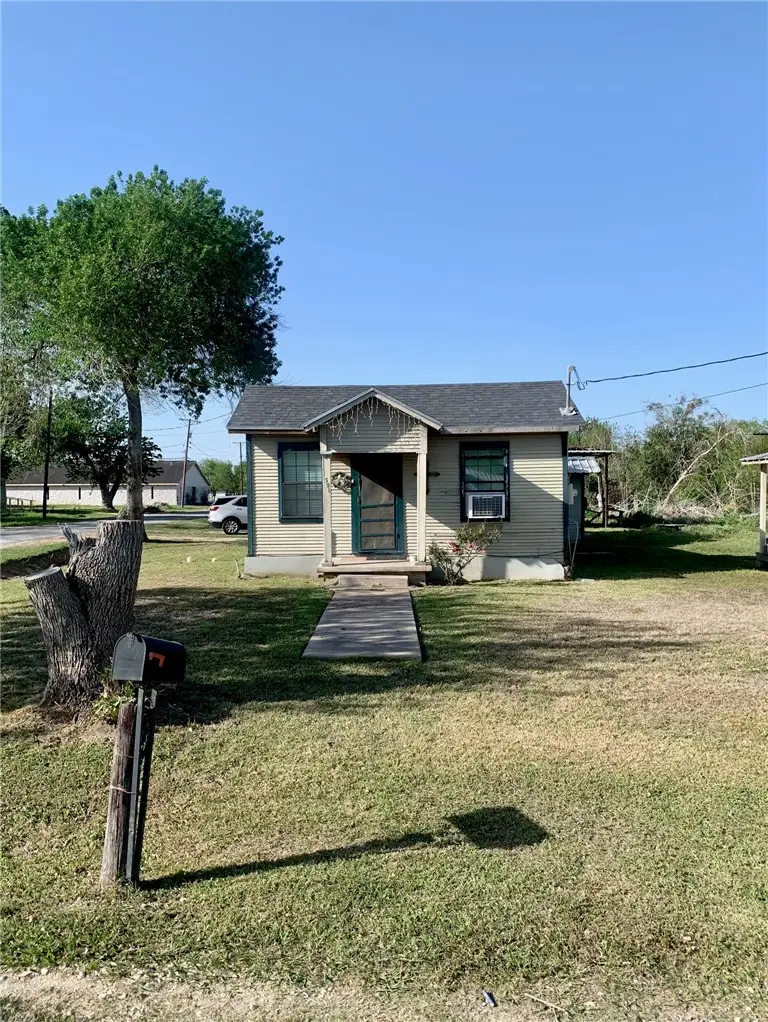 501 E Commons Street, Refugio, TX 78377 - #1