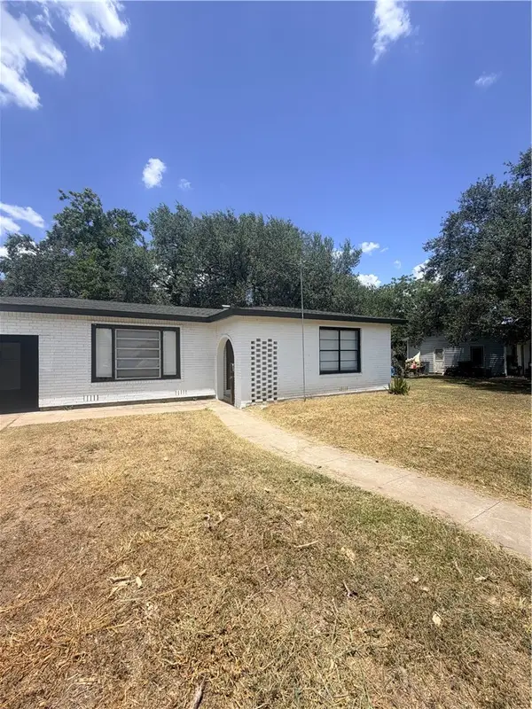 809 Loma Street, Alice, TX 78332