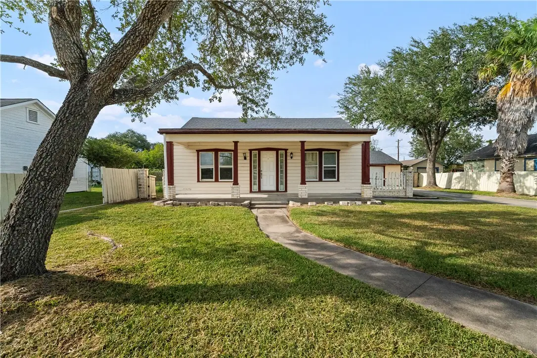813 E Market Street, Sinton, TX 78387 - #1