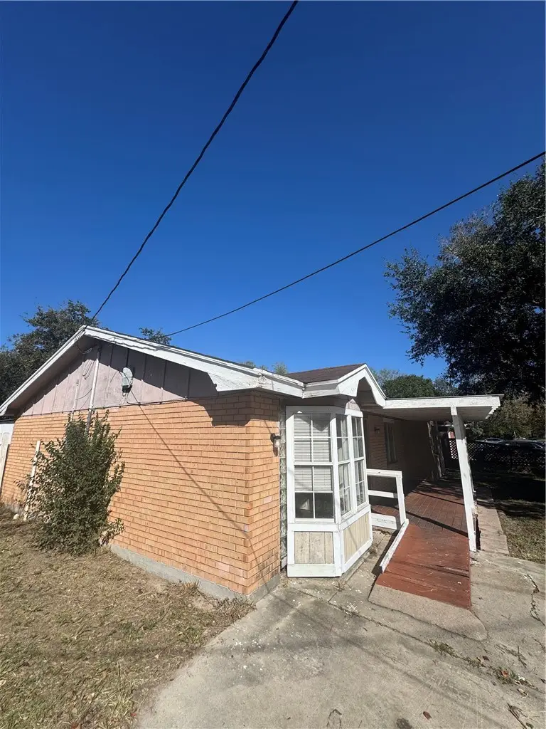 904 W Walton Street, Beeville, TX 78102 - #3