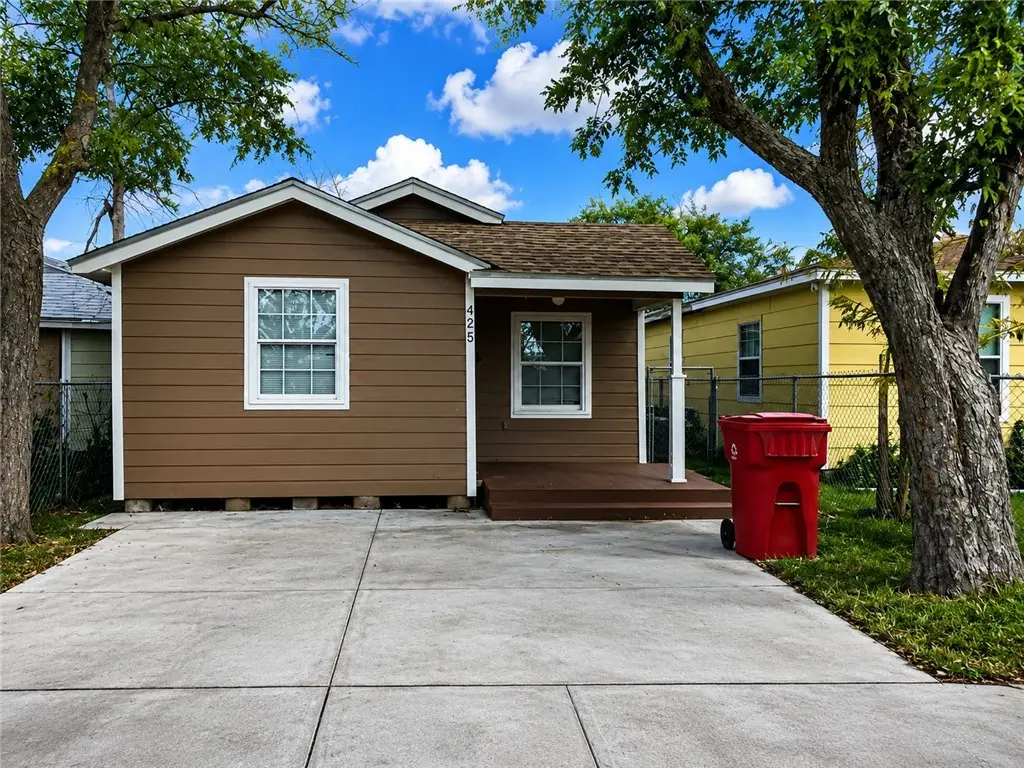 425 W Avenue D, Robstown, TX 78380 - #1