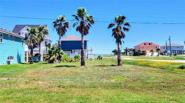 1232 S Live Oak Street, Rockport, TX 78382
