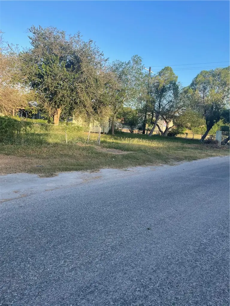 400 Kentucky Street, Alice, TX 78332 - #1