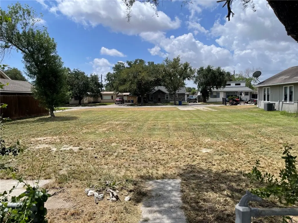 917 E Main Street, Sinton, TX 78387 - #1