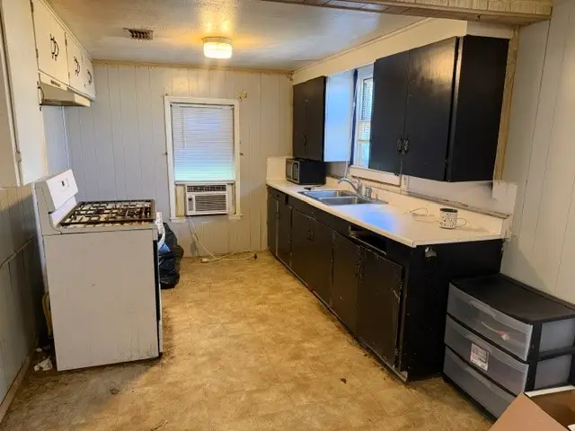 1113 E Steiner Street, Beeville, TX 78102 - #3