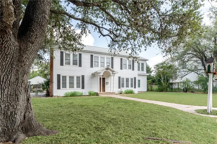 205 E Cleveland Street, Beeville, TX 78102 - #2