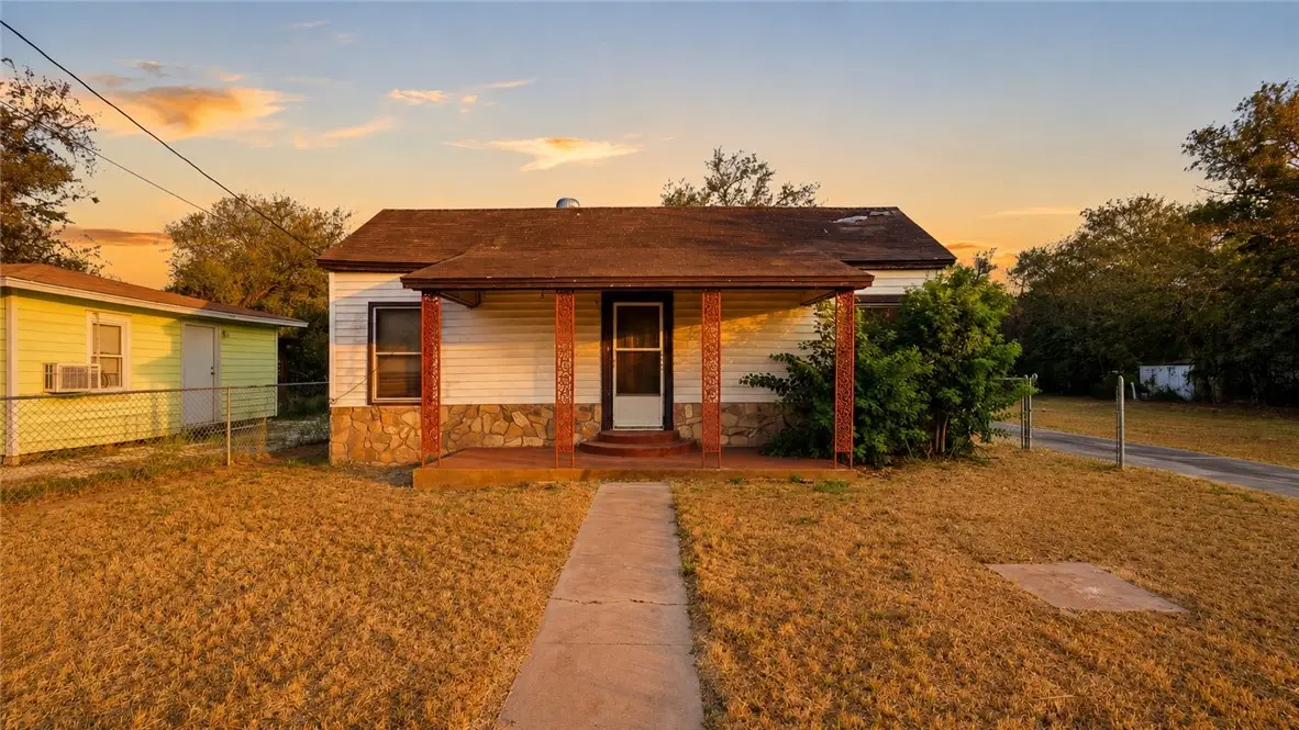 1403 W Crockett Street, Beeville, TX 78102 - #1
