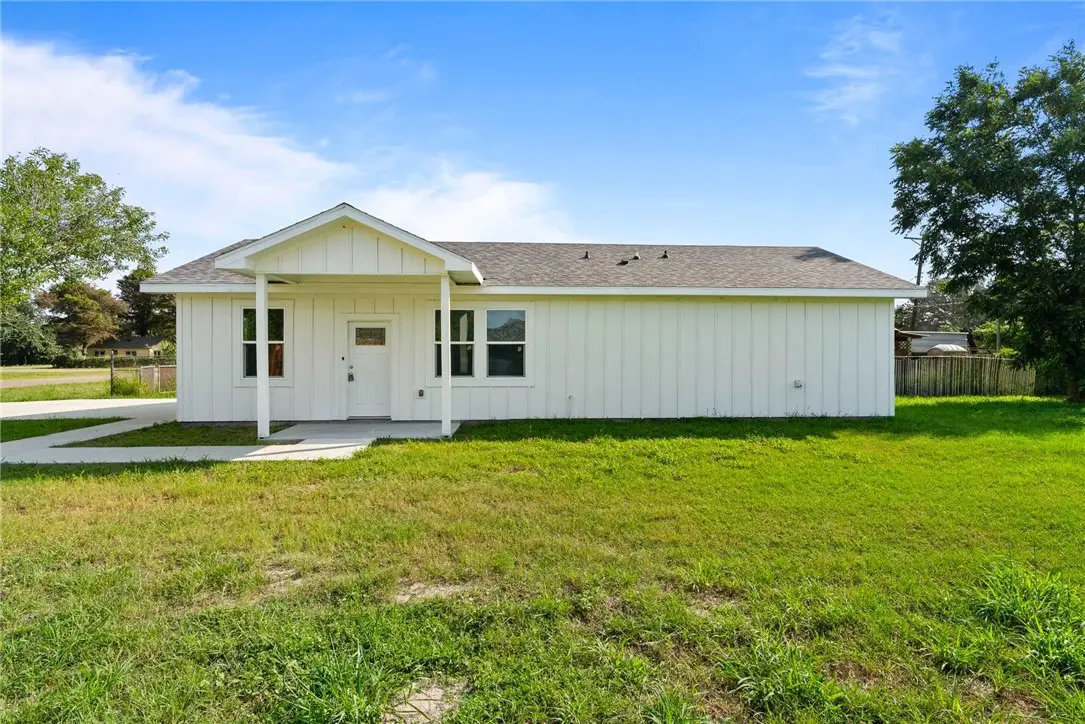 219 S 10th Street, Aransas Pass, TX 78336 - #1