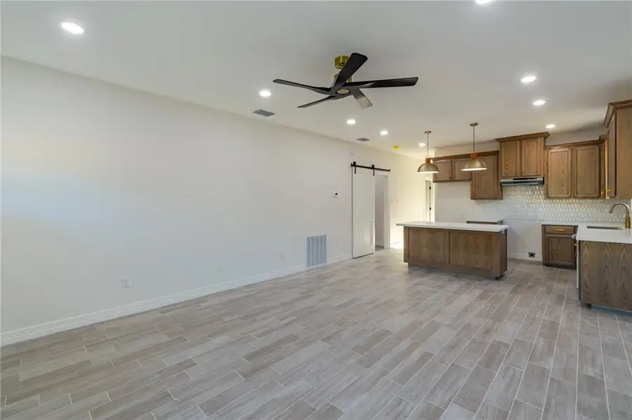 1049 N King Street, Alice, TX 78332 - #3