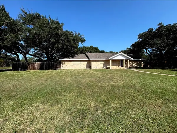 848 Oak Avenue, Rockport, TX 78382