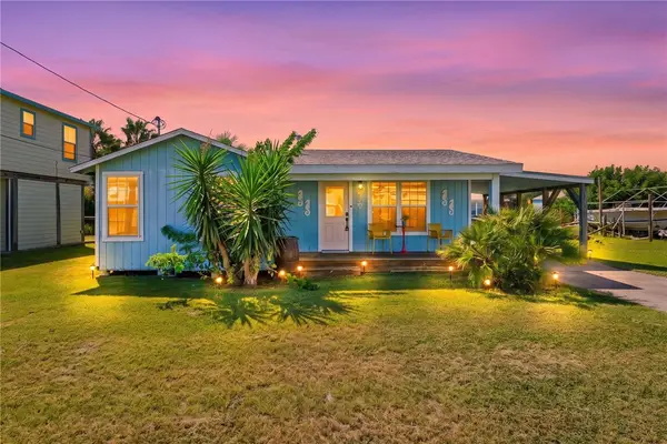 819 S Magnolia Street, Rockport, TX 78382