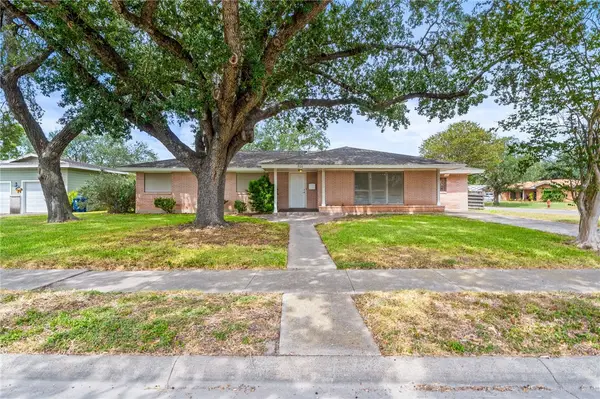 300 Hackberry Street, Sinton, TX 78387