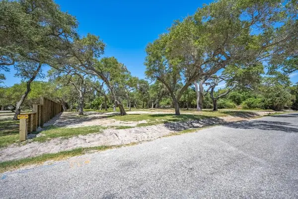 40 Magnolia St, Rockport, TX 78382