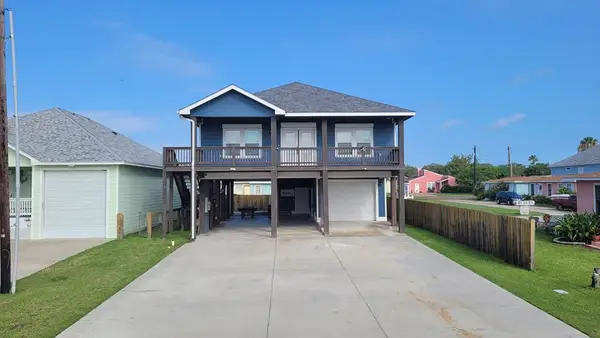 1215 S Live Oak Street, Rockport, TX 78382