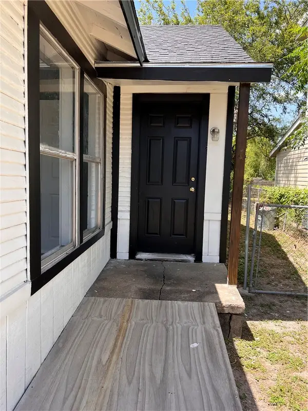 409-411 E 5th Street #1, Alice, TX 78332