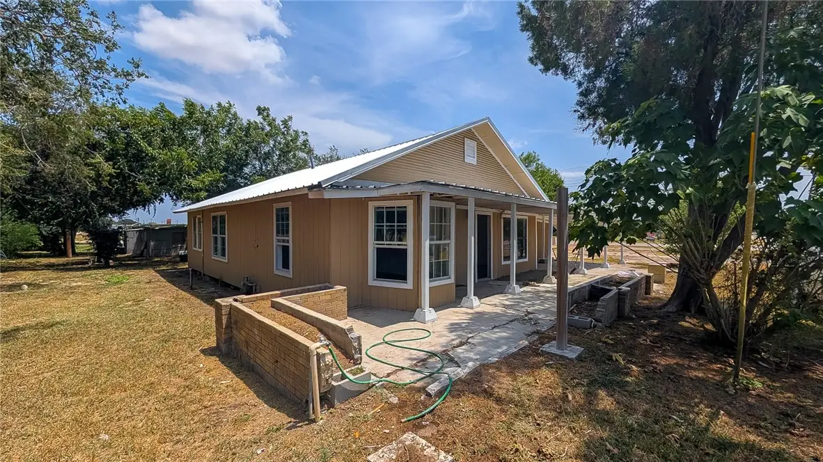 106 W Fulton Street, Mathis, TX 78368 - #1