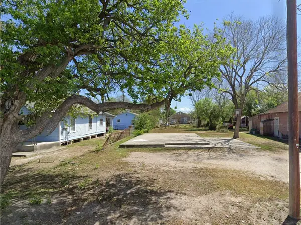 1008 S Brownlee Boulevard, Corpus Christi, TX 78404