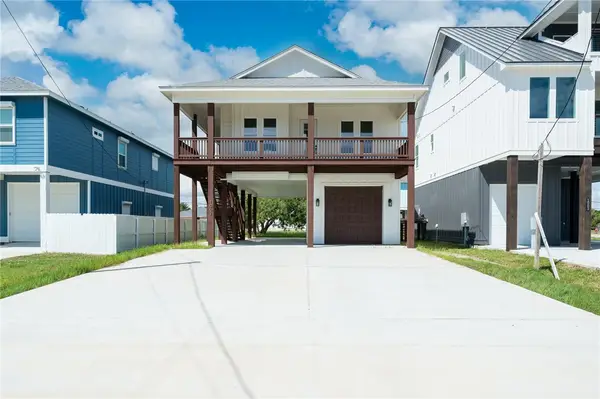 1007 S Live Oak Street, Rockport, TX 78382