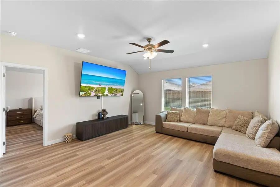 1308 Maverick St, Sinton, TX 78387 - #3