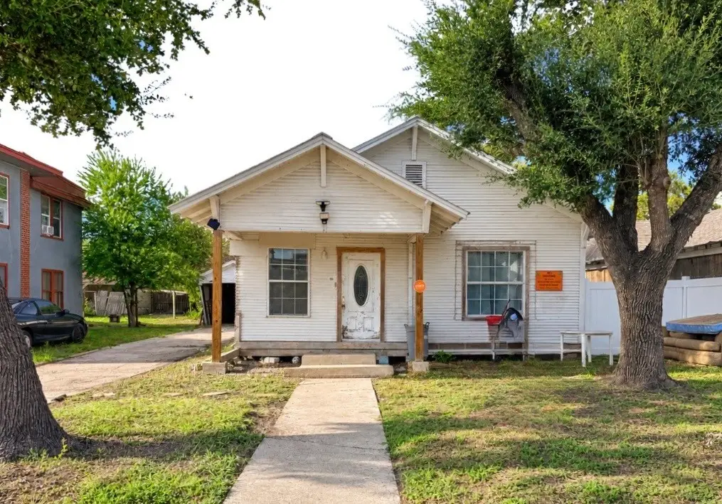 325 E Avenue C, Robstown, TX 78380 - #1