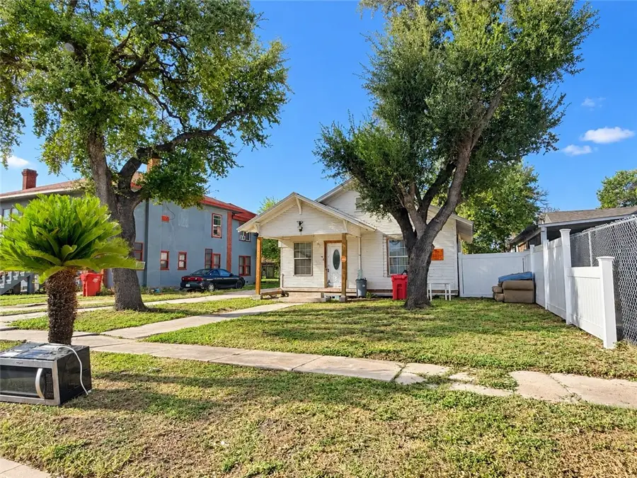 325 E Avenue C, Robstown, TX 78380 - #3