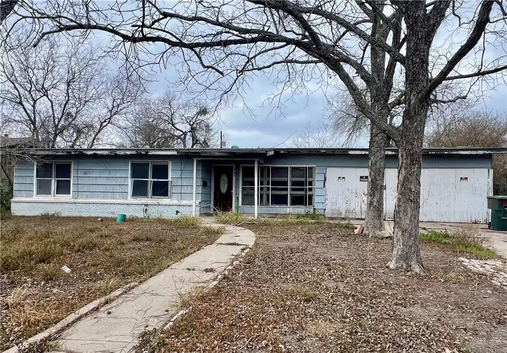909 Highland Avenue, Alice, TX 78332 - #1