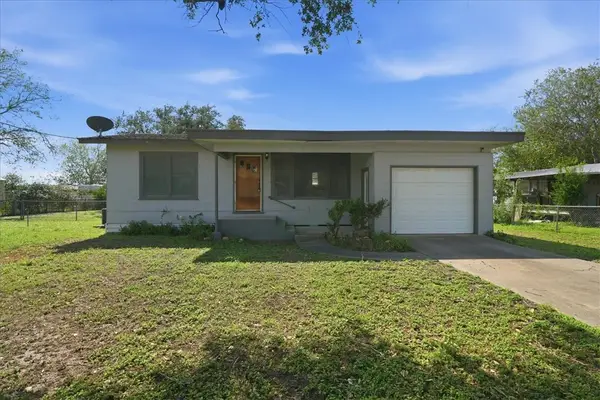 112 Charles Street, George West, TX 78022