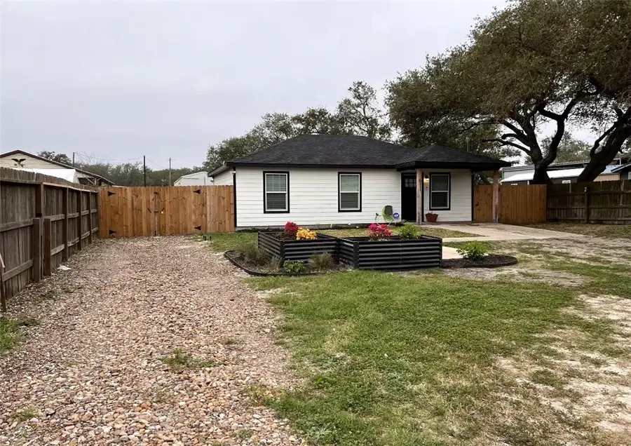 611 N Kossuth Street, Rockport, TX 78382 - #2